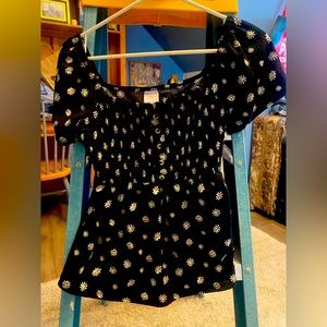 No Boundaries, size Small, black, daisy blouse